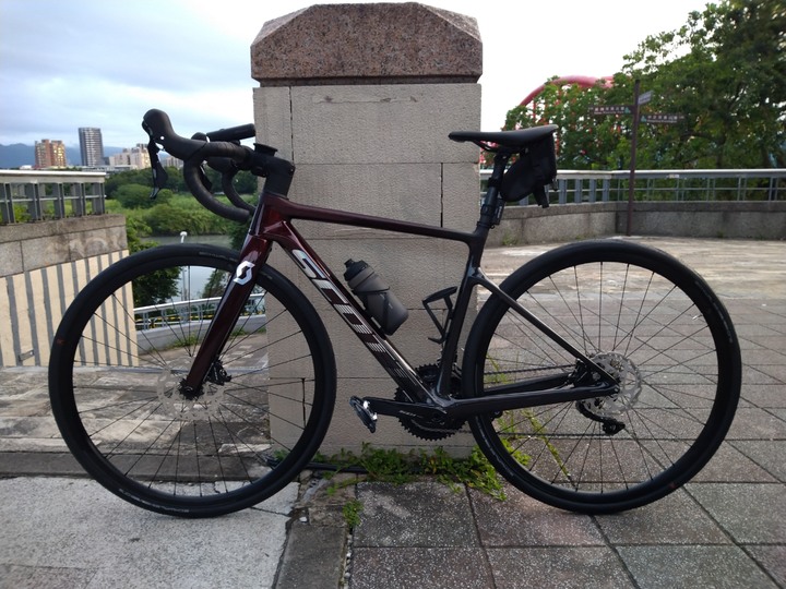 『更新』新車入手補圖片。新⼿購入三級碳⾞SCOTT ADDICT 30銀河星空紅預開箱