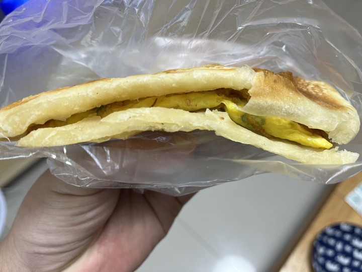 [食記] 鳳山車站前無名燒餅，台灣高雄鳳山，酥脆有層次的蔥香豬肉餡餅