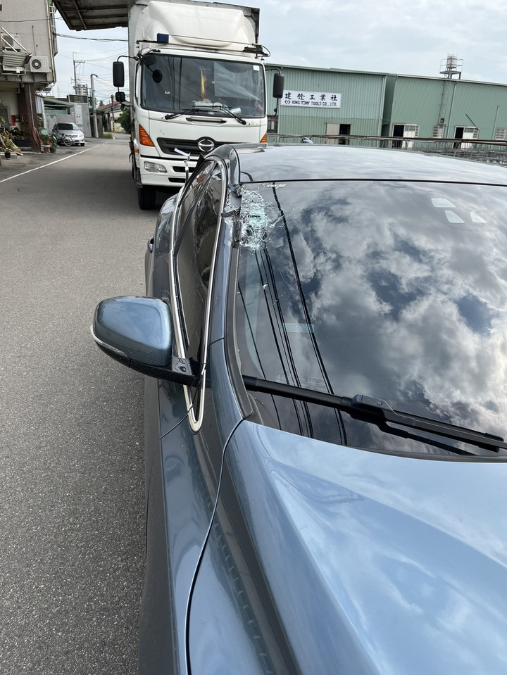 道路上撞到堆高機牙...