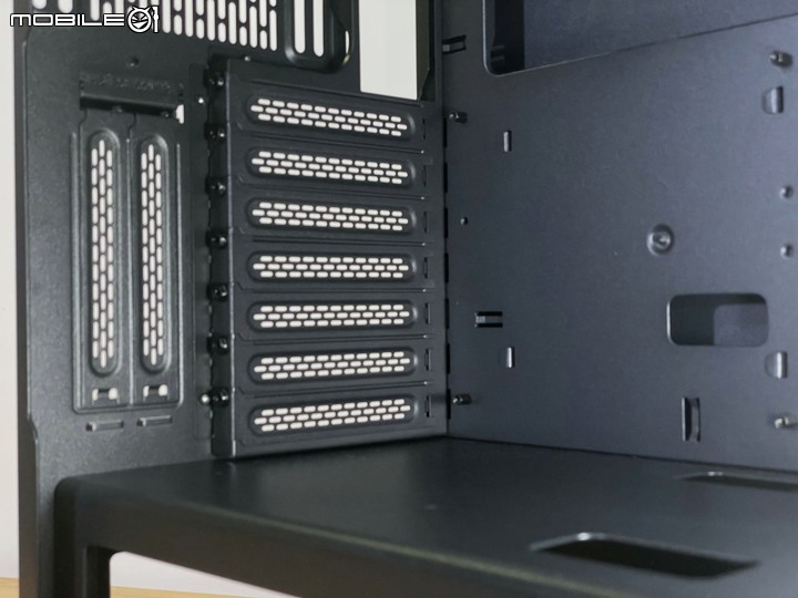 中堅新戰力，特色網狀通風直立中塔機殼 ThermalTake T27 TG ARGB