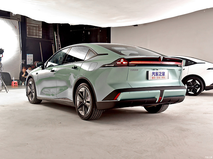 長安深藍純電 SL03