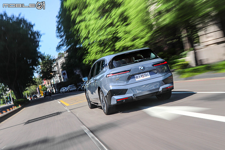BMW iX xDrive40 旗艦版試駕|初嘗巴伐利亞發動機的轉型代表作!