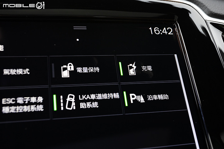 Volvo XC90 Recharge T8 深夜台北城散策｜電能架構大躍進的北歐旗艦！