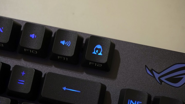 [休賢開箱]我的第一把無線鍵盤!! ROG Strix Scope RX TKL Wireless Deluxe簡單開箱