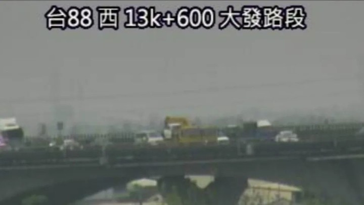 疑自動駕駛釀禍!警車台88上遭追撞 上班車流紫爆回堵