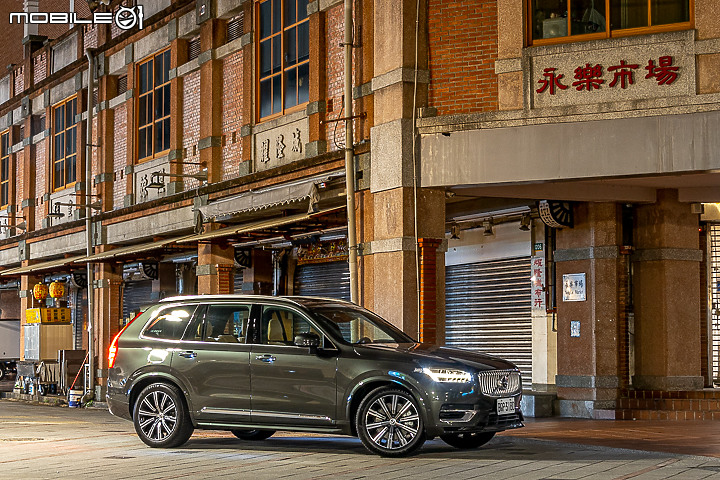 Volvo XC90 Recharge T8 深夜台北城散策|電能架構大躍進的北歐旗艦!