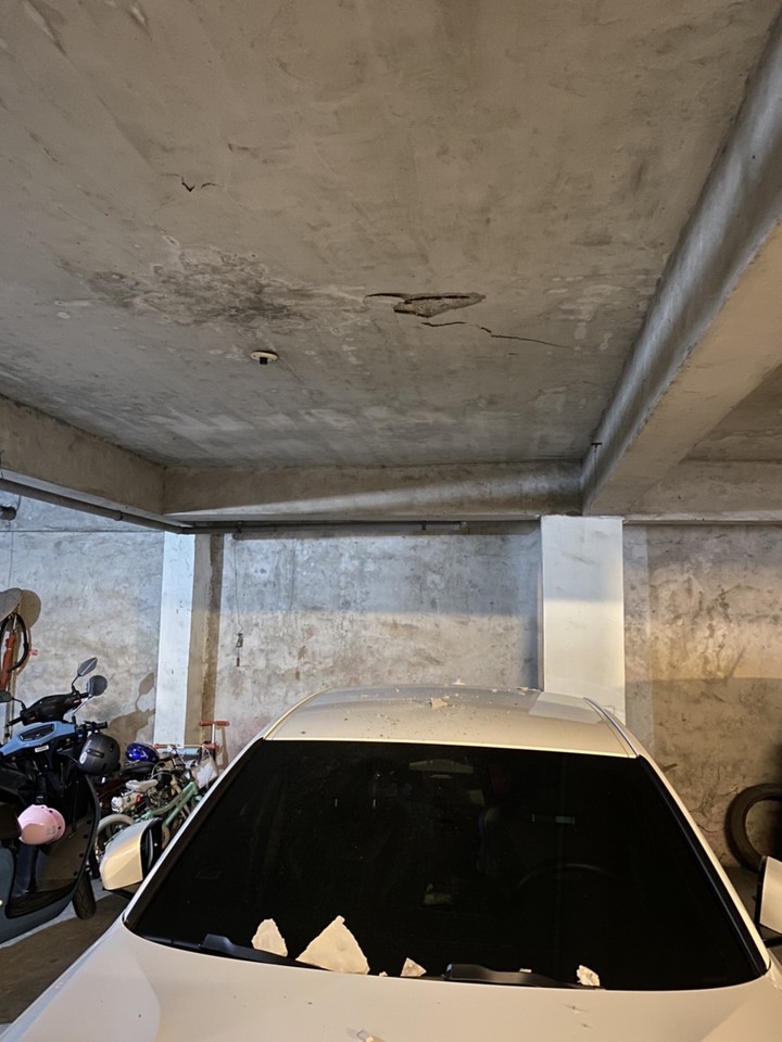 求教: 40年老房子車位上方疑似海砂屋導致水泥崩落，要怎麼處理?