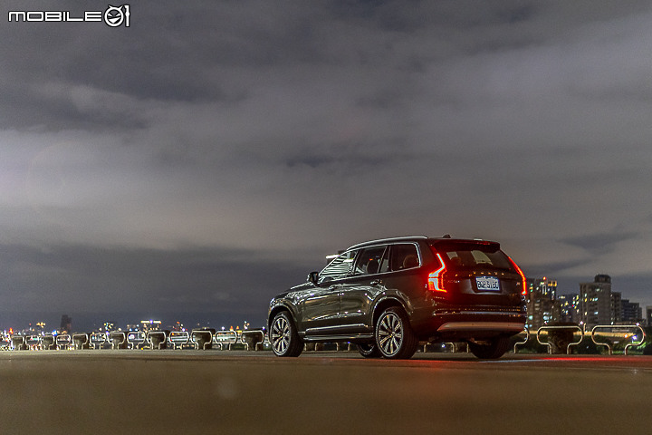 Volvo XC90 Recharge T8 深夜台北城散策|電能架構大躍進的北歐旗艦!