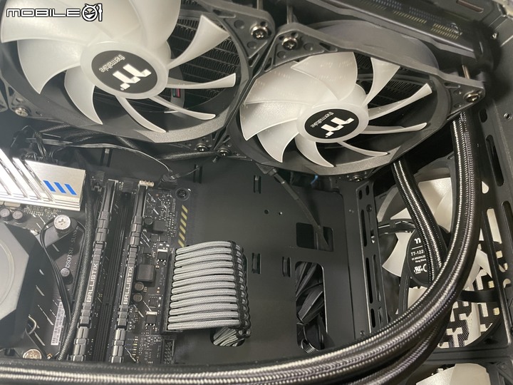 中堅新戰力,特色網狀通風直立中塔機殼 ThermalTake T27 TG ARGB