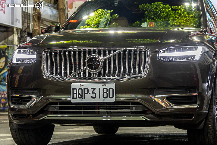 Volvo XC90 Recharge T8 深夜台北城散策|電能架構大躍進的北歐旗艦!