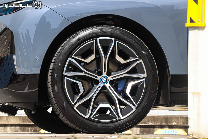 BMW iX xDrive40 旗艦版試駕|初嘗巴伐利亞發動機的轉型代表作!