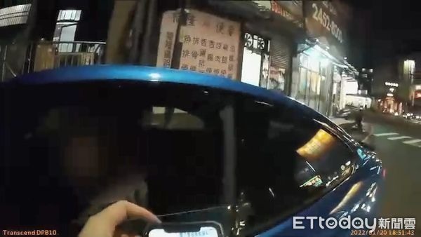 嗆開單女警「菜鳥X你媽」猛開車門撞傷警！惡駕駛下場慘