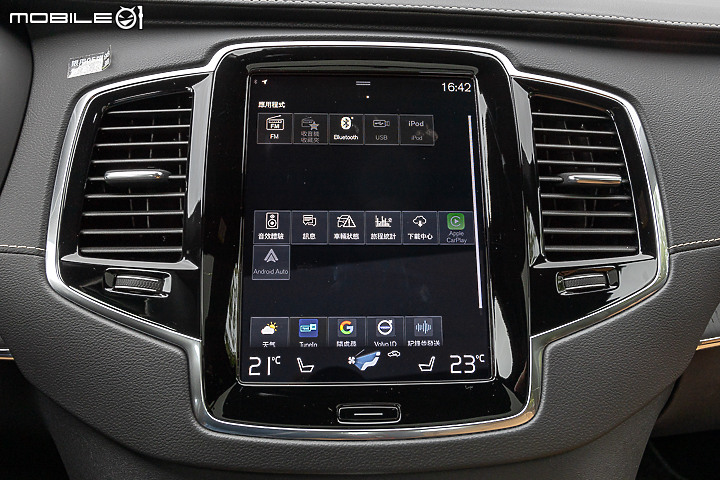 Volvo XC90 Recharge T8 深夜台北城散策｜電能架構大躍進的北歐旗艦！