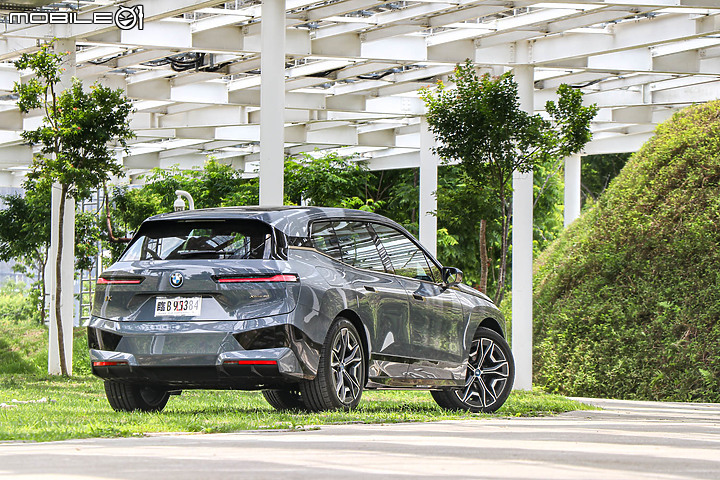 BMW iX xDrive40 旗艦版試駕|初嘗巴伐利亞發動機的轉型代表作!