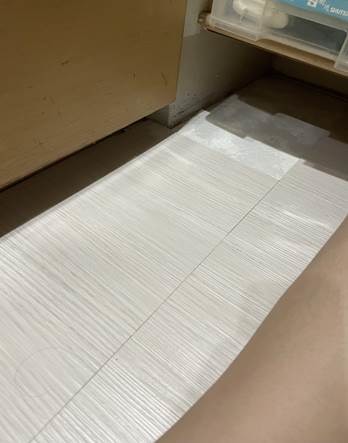 書房地板微改造，磁磚變成仿木紋塑膠地板