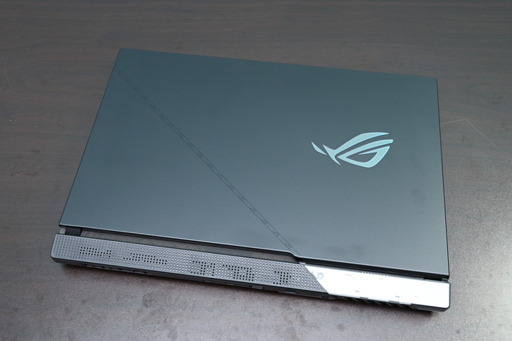 半透明元素加持新平台，ASUS ROG Strix SCAR 17 G733ZM 電競筆電開箱測試