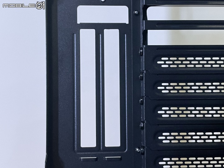 中堅新戰力,特色網狀通風直立中塔機殼 ThermalTake T27 TG ARGB