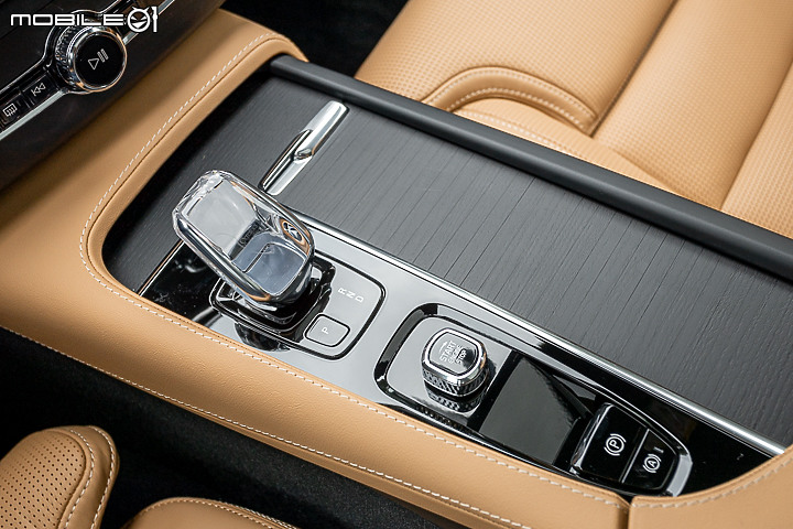 Volvo XC90 Recharge T8 深夜台北城散策｜電能架構大躍進的北歐旗艦！