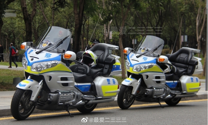 對岸 重機 堵車是可以合法逆向騎的