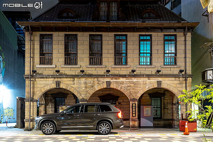 Volvo XC90 Recharge T8 深夜台北城散策|電能架構大躍進的北歐旗艦!