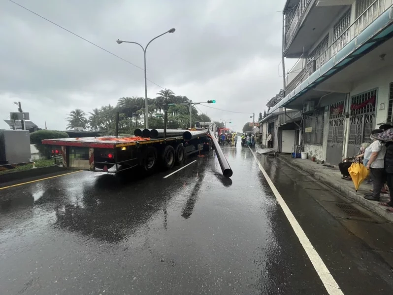 聯結車急煞 鋼管暴衝刺穿前車