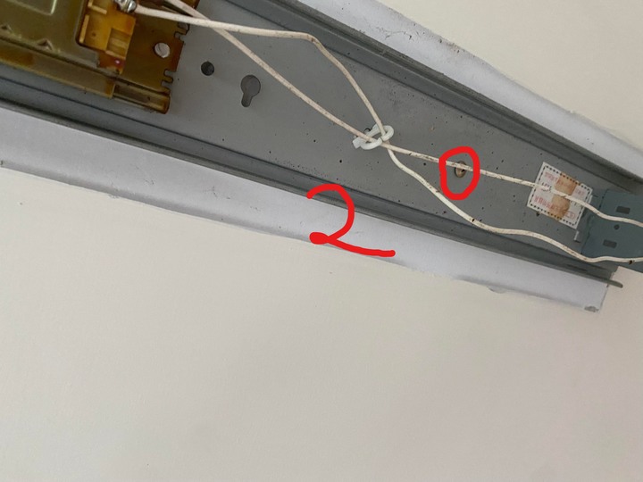 點我看大圖 (吸頂燈安裝問題)老屋工法舊山形燈具更換成新式吸頂燈是不是很困難沒救了(這些問題會讓水電師傅很困難安裝嗎?)