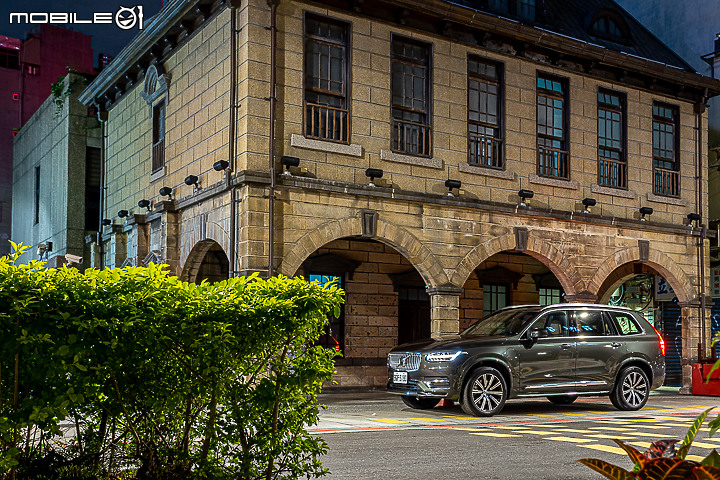 Volvo XC90 Recharge T8 深夜台北城散策|電能架構大躍進的北歐旗艦!