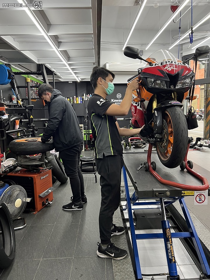 令人著迷的黑色甜甜圈PIRELLI DIABLO ROSSO IV CORSA