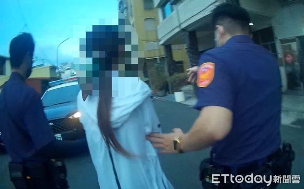 高雄長髮女車禍裝港妹...被通緝身份露餡哭倒男友懷裡求抱抱