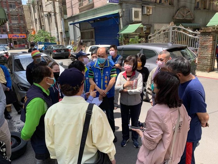 點我看大圖 基地台偽裝壓縮機 中壢居民氣炸