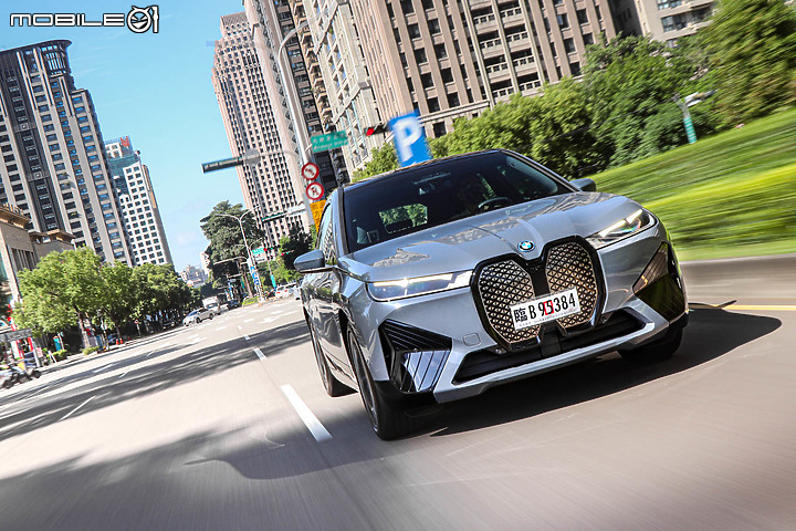 BMW iX xDrive40 旗艦版試駕|初嘗巴伐利亞發動機的轉型代表作!