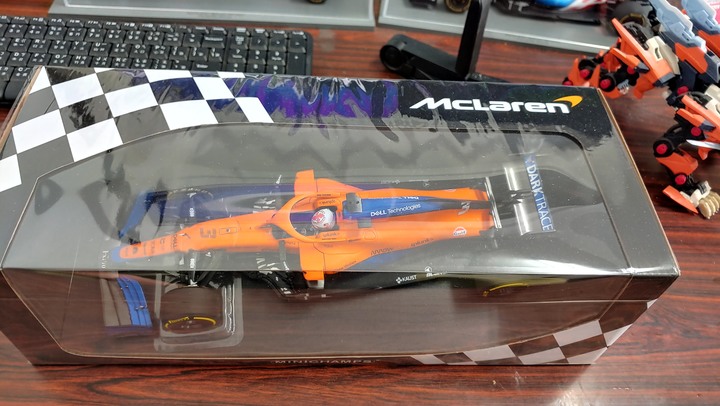 [開箱]1/18 MIMICHAMPS MCLAREN MCL35M