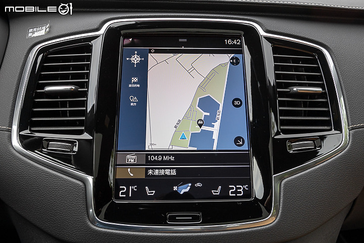 Volvo XC90 Recharge T8 深夜台北城散策｜電能架構大躍進的北歐旗艦！