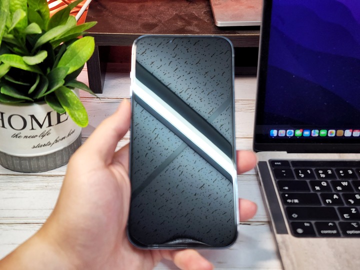 iPhone 藍光玻璃保護貼怎麼選？ZEELOT PLSHIELD NEBULA 藍光玻璃保護貼對比他牌實測