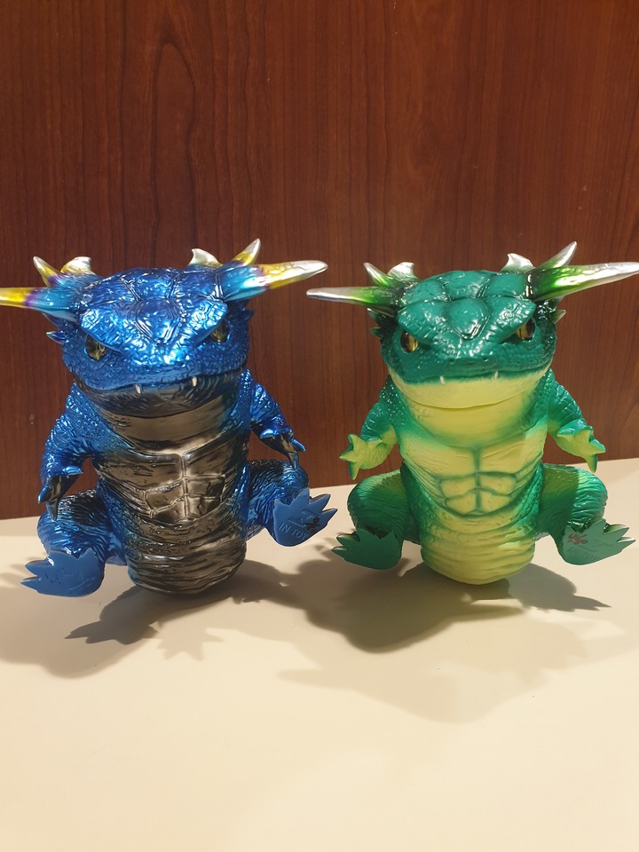 開箱!設計師玩具 台北國際玩具創作大展 TTF限定配色 IN TOY 蠑螈超獸 疾速VER+ 沼綠VER ^^