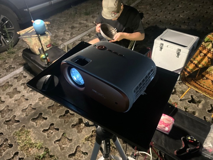 開箱【ONEmade】Vpro 輕巧型無線投影機