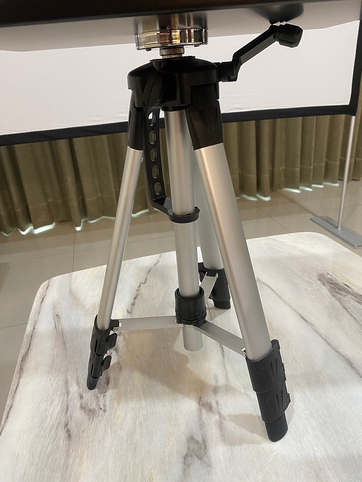 開箱【ONEmade】Vpro 輕巧型無線投影機