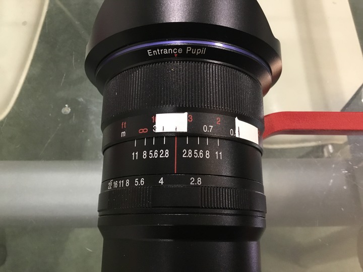 老蛙 12mm F2.8 Zero-D FE 鏡身上的距離刻度