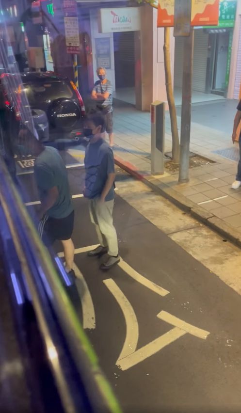 違停公車格買水餃被叭2次「叭三小啦」囂張賓士男反嗆司機