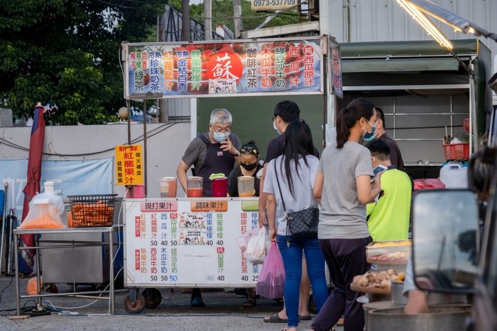 週六限定!台中龍井自強夜市美食推薦滷味、炸熱狗人滿滿