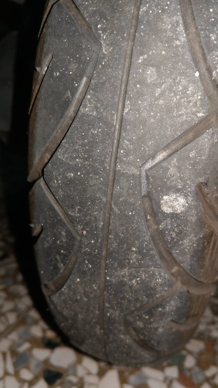 GP125 後輪輪胎更換~騎約2年而已?
