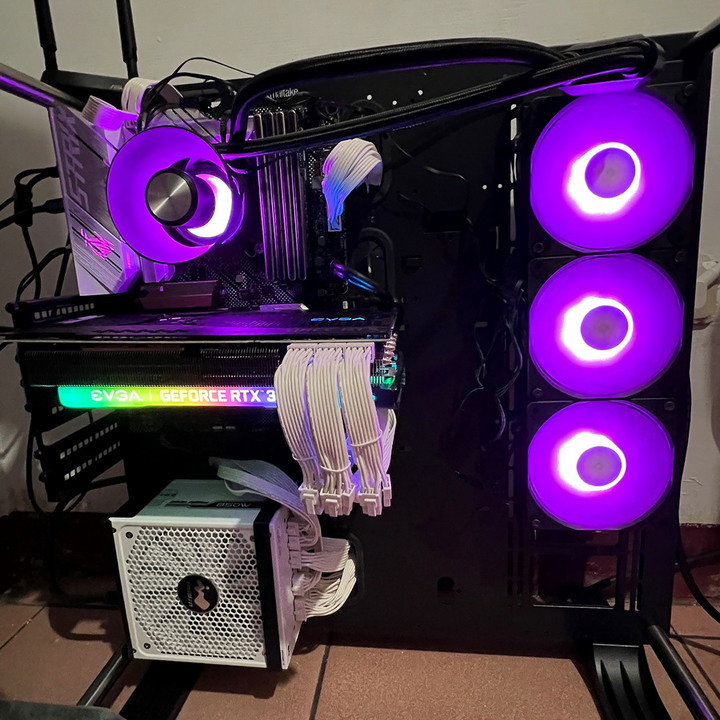 迎廣 InWin P85 雪白特仕版 - 線材也雪白的全模組化電源、80PLUS金牌、全日系電容。