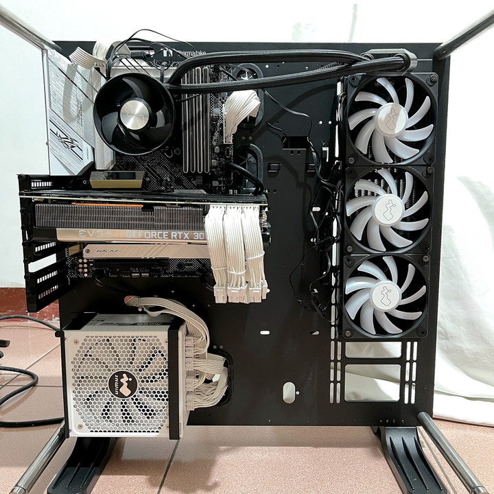 迎廣 InWin P85 雪白特仕版 - 線材也雪白的全模組化電源、80PLUS金牌、全日系電容。