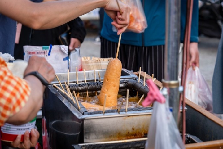 週六限定!台中龍井自強夜市美食推薦滷味、炸熱狗人滿滿