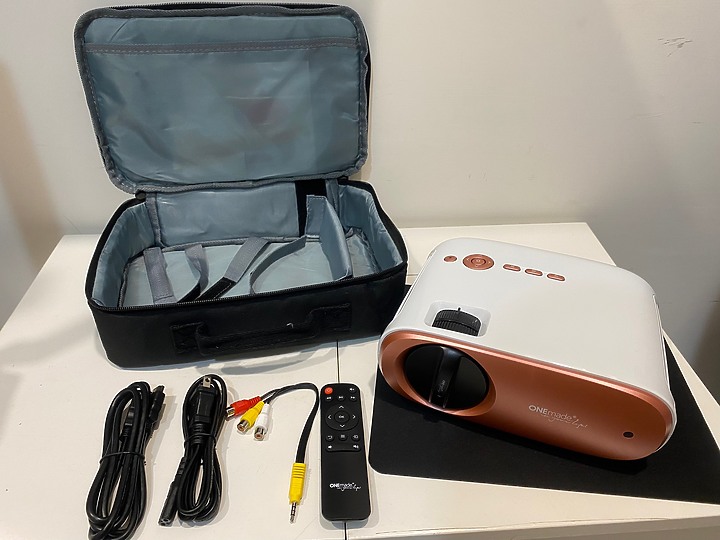 開箱【ONEmade】Vpro 輕巧型無線投影機