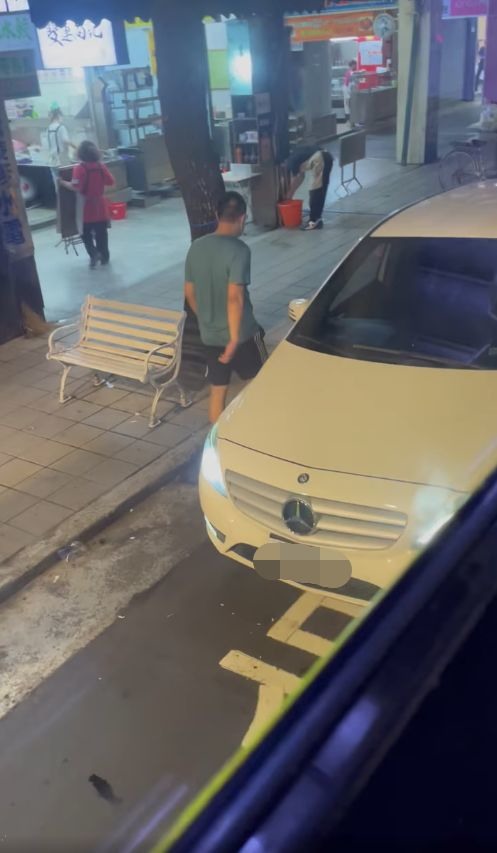 違停公車格買水餃被叭2次「叭三小啦」囂張賓士男反嗆司機