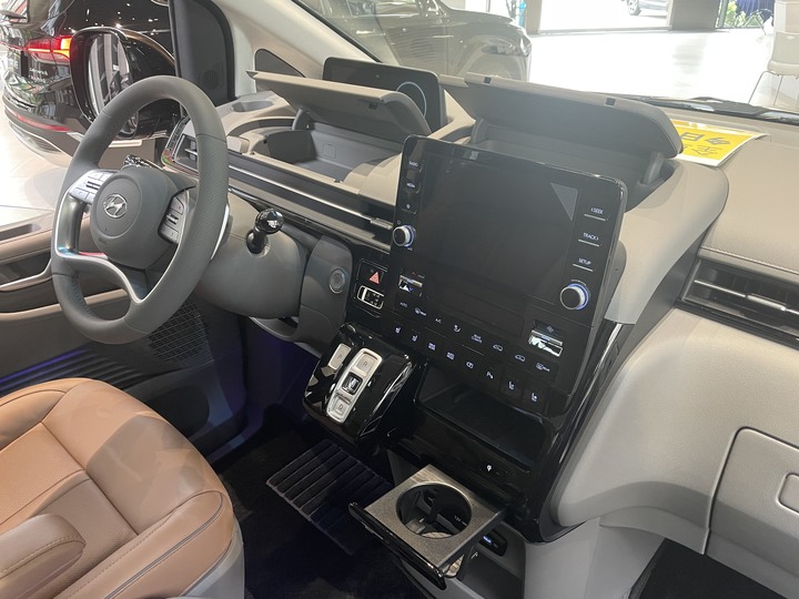 頂規版Staria CEO賞車心得分享