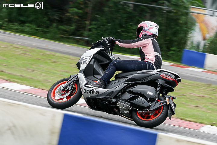 aprilia SR-GT 200 賽道試駕|意外流暢的跨界歐風速可達