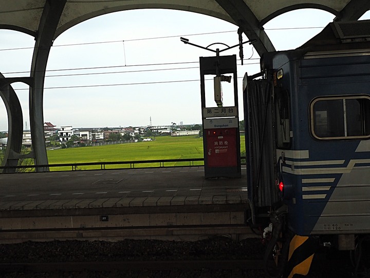 冬山火車站，外掛冬山魚丸米粉 — 平原上的大瓜棚，拍火車的好景點，新增許多裝置藝術