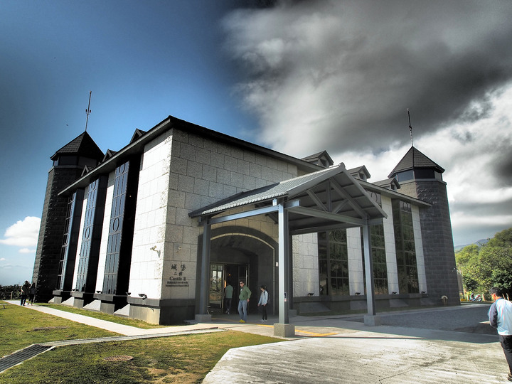 頭城 伯朗咖啡館 頭城城堡咖啡二館，外掛大里、龜山和頭城車站 — 大雨過後龜山島之遠望